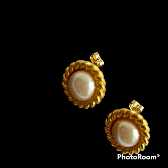 Golden Faux Pearl stud - Picture 2 of 5